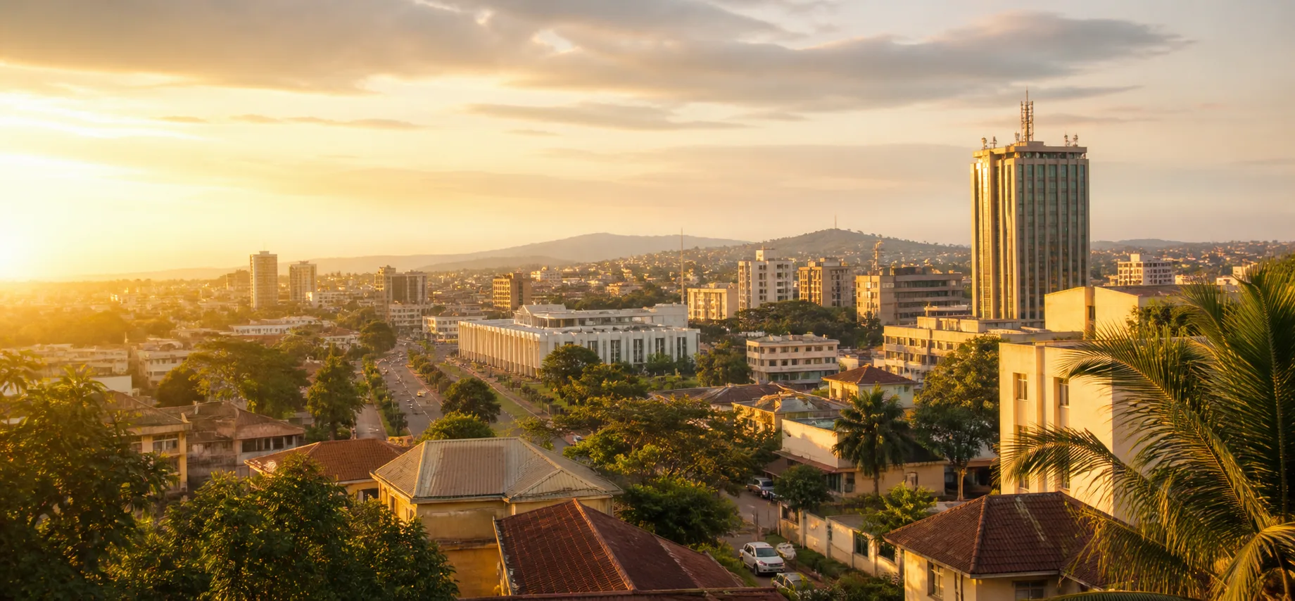 Vue chaleureuse de Yaoundé au coucher du soleil pour Chouket's Foods Express